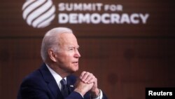 El presidente Joe Biden inaugura la Cumbre por la Democracia. REUTERS/Leah Millis