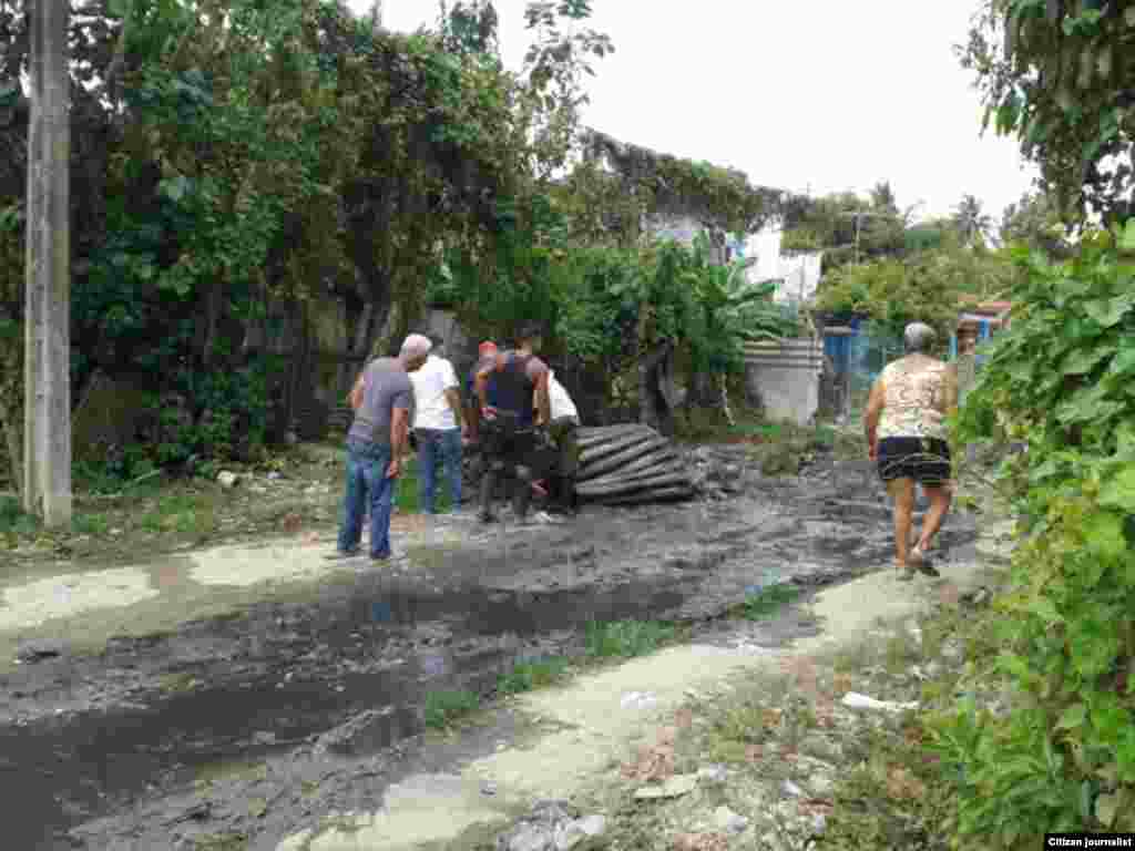 Una niña descansa fuera de su casa el11 de septiembre del 2017, después del paso del huracán Irma por La Habana (Cuba)