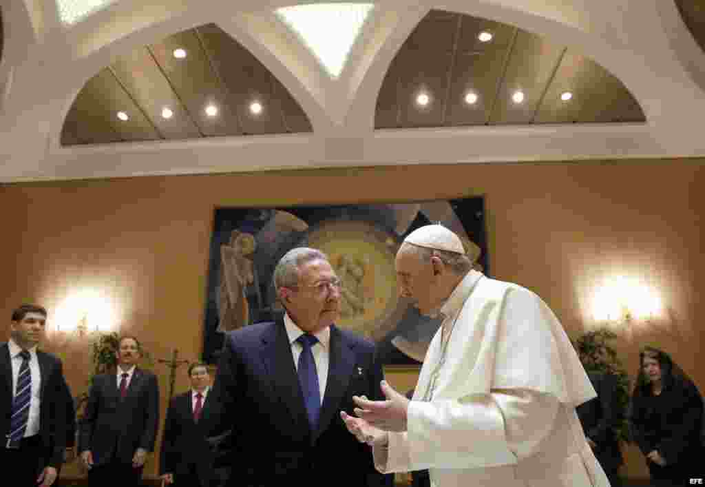 El papa Francisco y Raúl Castro.