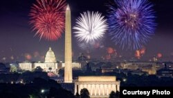 Espectáculo de fuegos artificiales por el 4 de julio en Washington DC.