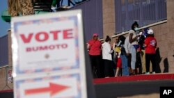 Electores hacen fila en un centro de votación de Las Vegas. (AP Photo/John Locher, File)