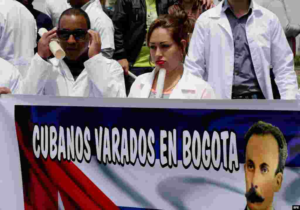 Decenas de médicos cubanos protestan el sábado 22 de agosto de 2015, en Bogotá, para denunciar &quot;el limbo legal&quot; en el que se encuentran a la espera de un visado para EEUU. Fotos: Efe/Leonardo Muñoz.