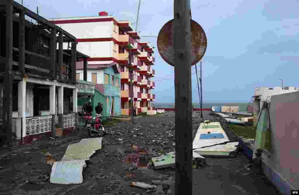 Cubanos se recuperan hoy, miércoles 5 de octubre de 2016, de los destrozos y estragos causados por el paso del huracán Matthew en Baracoa, provincia de Guantánamo (Cuba).