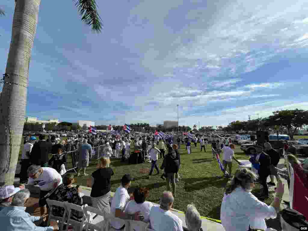 La Asamblea de la Resistencia Cubana encabeza una caravana de carros, desde el Cuban Memorial en el Tamiami Park, en Miami, para solidarizarse con las marchas c&#237;vicas en Cuba.