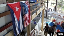 Banderas de EE.UU. y Cuba en la Feria Internacional de La Habana (FIHAV 2015).