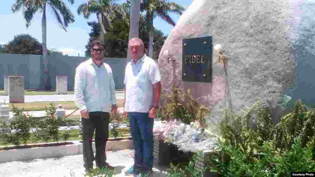 Fidel Angel Castro Díaz-Balart y su hijo junto a la tumba de Fidel Castro. Foto Cortesía Luis Domínguez.