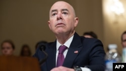 El secretario del Departamento de Seguridad Nacional de EEUU, el cubanoamericano Alejandro Mayorkas, el 15 de noviembre de 2023, en una sesión del Congreso en Washington, DC. (Saul Loeb/AFP).