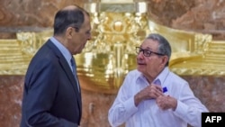 Raúl Castro y el canciller ruso Sergei Lavrov durante la ceremonia de inauguración de la restaurada Estatua de la República. 