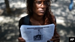 Marelys Ruiz sostiene una imagen de su sobrino detenido, Ángel Ramírez, de 16 años, durante una protesta frente a la Fiscalía General de la República, en Caracas, Venezuela, el jueves 26 de septiembre de 2024. AP/Ariana Cubillos