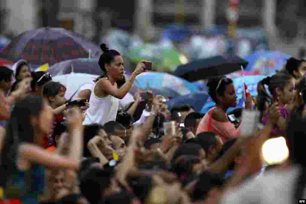 Jóvenes asisten a un encuentro con el papa Francisco hoy, domingo 20 de septiembre de 2015, en el Centro Cultural Padre Félix Varela, en La Habana (Cuba). EFE/Orlando Barría