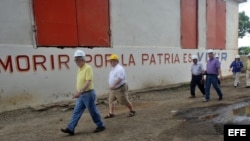 Visita a un central azucarero en Cuba de la delegación de EEUU.