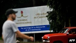 Un cartel sobre la reforma constitucional implementada por el régimen cubano en febrero de 2019. (Yamil Lage/AFP/Archivo)