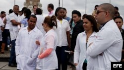 Médicos cubanos que desertaron de las misiones médicas de Venezuela protestan en Bogotá. (Imagen de archivo)