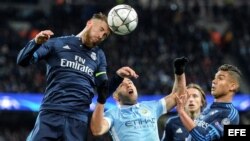 Sergio Ramos (i) y Casemiro (d) de Real Madrid ante Sergio Agüero (c) de Manchester City.