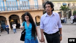 Yoani Sánchez y su esposo Reinaldo Escobar, en La Habana de 2011.