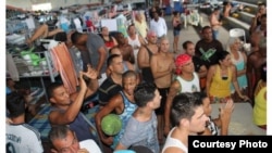 La desesperación vence a muchos de los cubanos varados en Paso Canoas. Foto: "El Siglo".