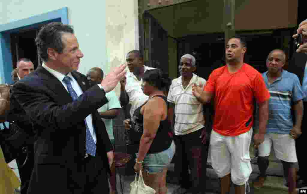 Andrew Cuomo pasea por Centro Habana