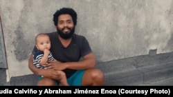 El periodista Abraham Jiménez Enoa y su hijo Theo, en un fotograma del documental Isla Familia. Foto Cortesía de Claudia Calviño y Jiménez Enoa.