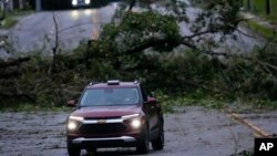 Vehículos entre árboles caídos tras el paso del huracán Helene, el viernes 27 de septiembre de 2024, en Valdosta, Georgia. (Foto AP/Mike Stewart)