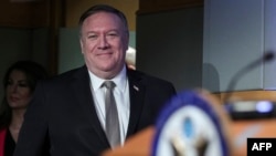 Mike Pompeo llega a la sala de conferencias del Dpartamento de Estado