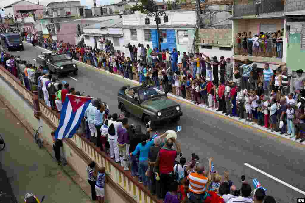 Cubanos saludan al paso de la caravana con las cenizas del fallecido líder de la revolución cubana, Fidel Castro, hoy, jueves 1 de diciembre de 2016, en Santa Clara (Cuba). 