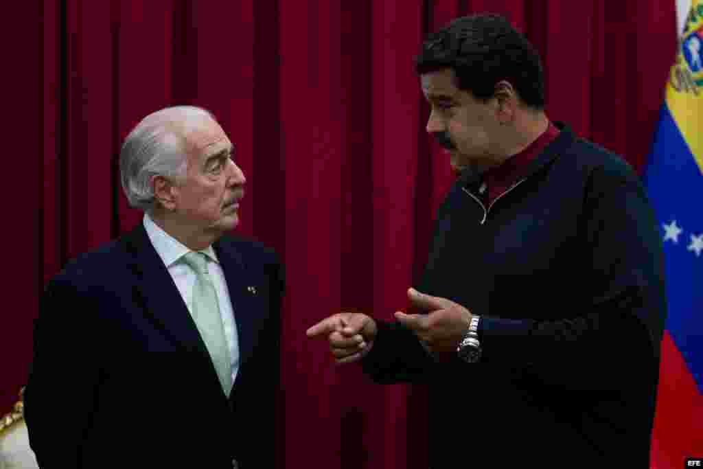 El expresidente de Colombia Andrés Pastrana (i) se reúne con el presidente de Venezuela Nicolás Maduro .