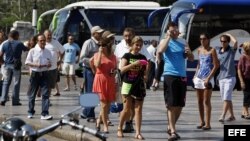 Un grupo de turistas camina por una calle de La Habana (Cuba).