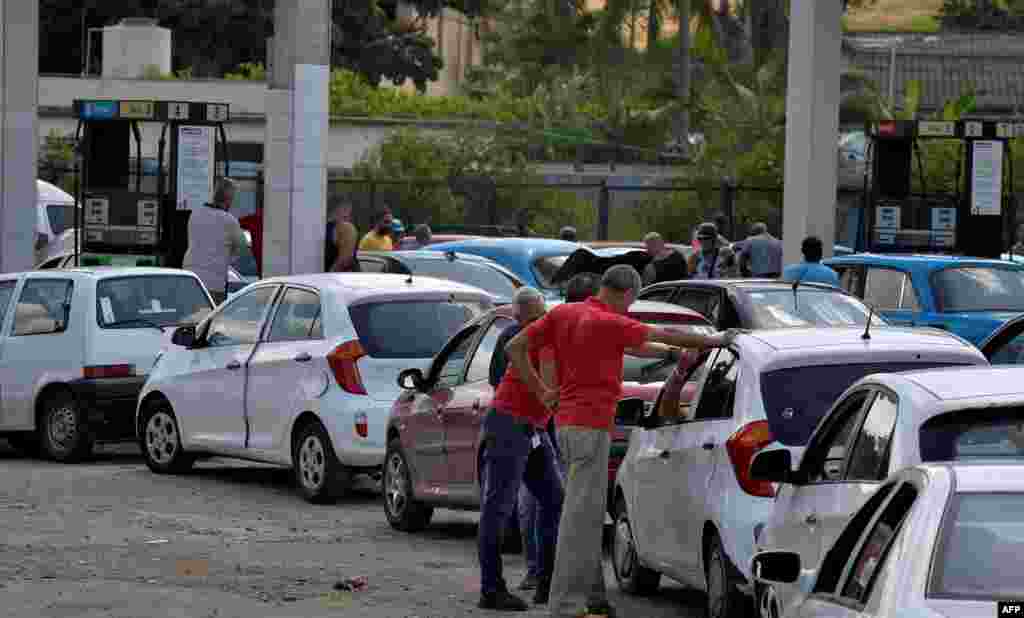 Una larga fila para comprar combustible. YAMIL LAGE / AFP