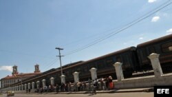 Varias personas junto a la Estación Central de Trenes de La Habana.