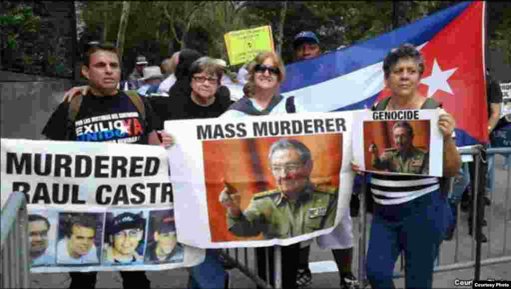 Cubanos protestan ante la ONU.