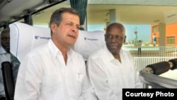 Luís Alberto Rodríguez López-Callejas (izq), Presidente de GAESA, acompaña al ex presidente de Angola José Eduardo Dos Santos, en un recorrido por el puerto del Mariel, donde tiene fuerte presencia el holding militar-empresarial cubano