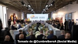 Vista del salón plenario de la XXIX Cumbre Iberoamericana de Jefas y Jefes de Estado, celebrada en Ecuador. 