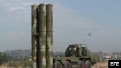 Sistema de misiles de defensa S-400 en la base aérea de Hmeymim a las afueras de Latakia (Siria). 