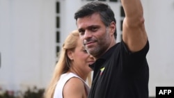 El opositor venezolano Leopoldo López y su esposa Lilian Tintori frente a la embajada de España en Caracas. 