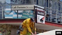 Un hombre realiza labores de mantenimiento afuera de un restaurante privado el 16 de junio de 2017, en La Habana (Cuba).