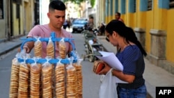 Un vendedor de galletas en La Habana.