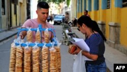 Un vendedor de galletas en La Habana. (Yamil Lage / AFP).