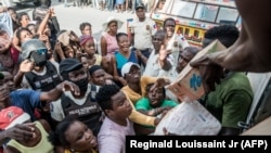 Entrega de asistencia en Les Cayes, Haití, el 20 de agosto de 2021. (Reginald Louissaint/AFP).