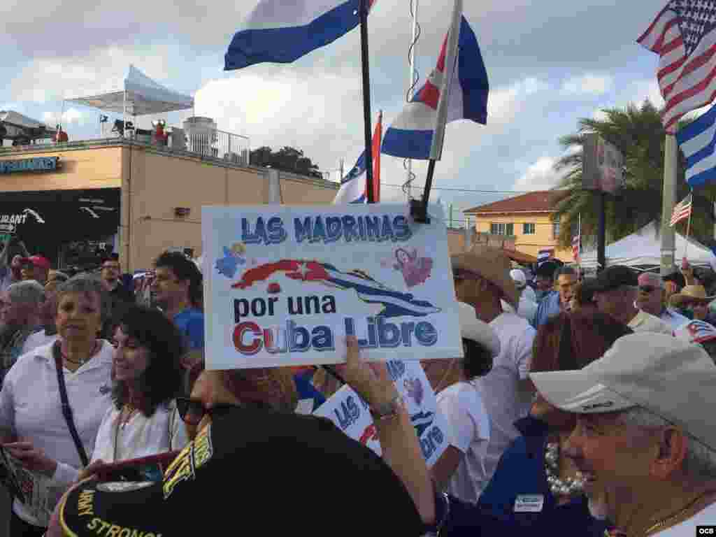 Cubanos desbordan la Calle 8 de la Pequeña Habana, en Miami, en una concentración por la libertad de Cuba.