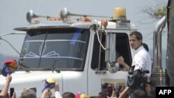 Juan Guaidó, desde el costado de un camión, en el lado colombiano del Puente Internacional Tienditas en Cúcuta, antes de cruzar la ayuda humanitaria a través de la frontera con Venezuela, el 23 de febrero de 2019.