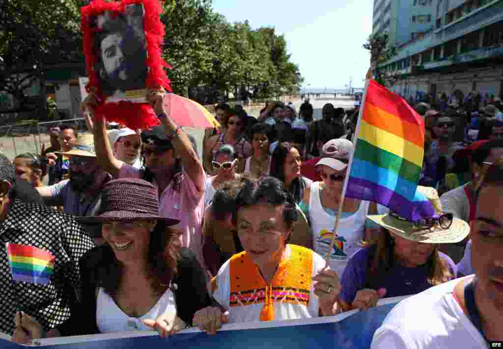 Mariela Castro (i), directora del Centro Nacional de Educación Sexual (CENESEX), e hija de Raúl Castro, y la mexicana Gloria Careaga (c).