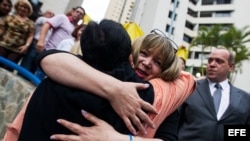 La jueza María Lourdes Afiuni (c), recién liberada de su encarcelamiento domiciliario, sale de su vivienda hoy, viernes 14 de junio de 2013, en Caracas, Venezuela