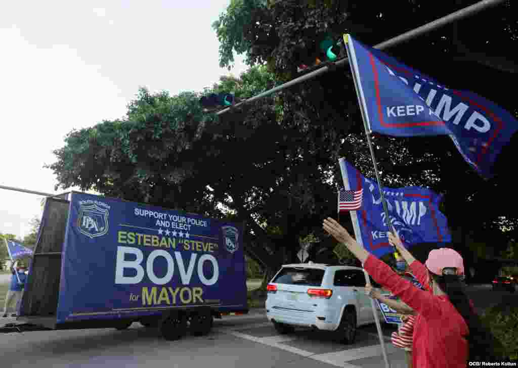 Partidarios a la reelecci&#243;n del Presidente Trump en la Biblioteca de Coral Gables.