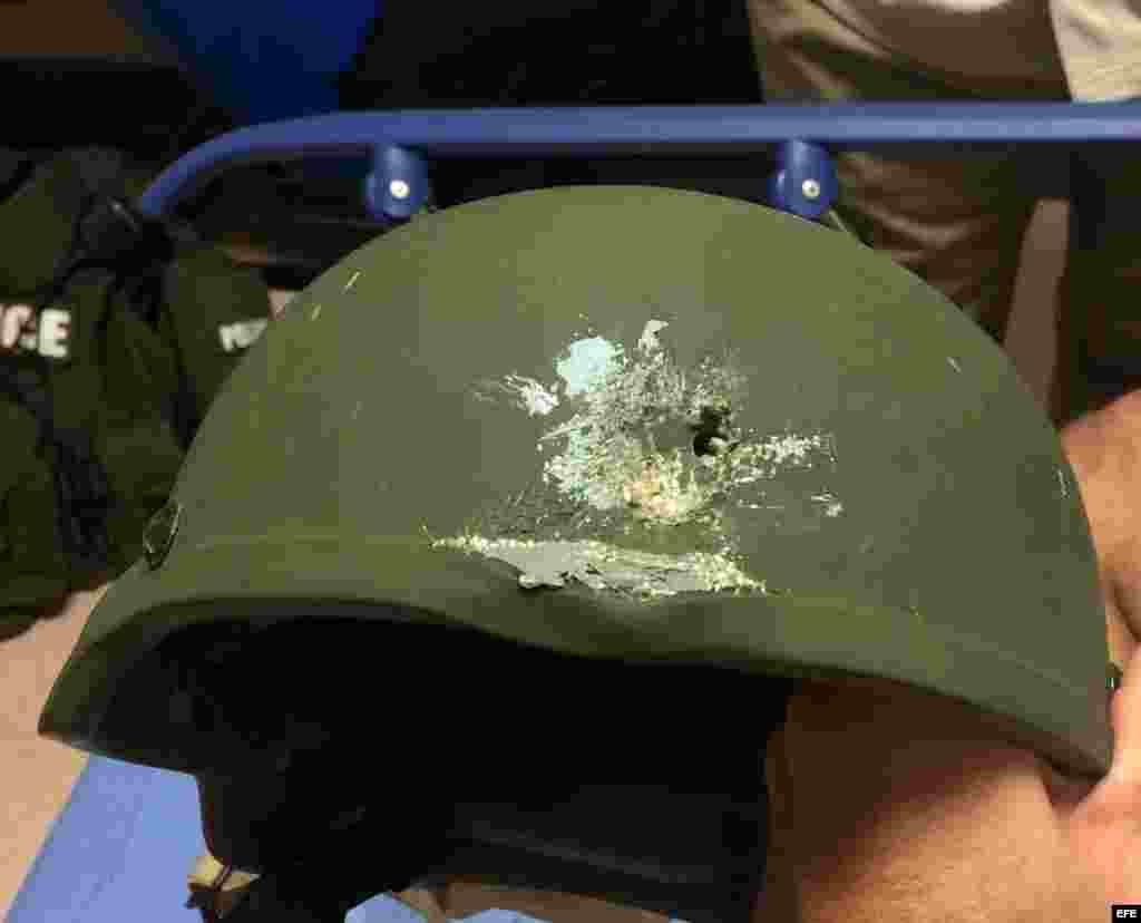 Una imagen publicada por la Policía de Orlando muestra el casco de un agente impactado por una bala durante el tiroteo en la discoteca Pulse.