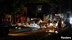 La policía llega a la escena de una protesta en la que residentes de un barrio de La Habana utilizaron escombros y basura para bloquear una calle durante un apagón, el 19 de octubre de 2024. (Reuters/Norlys Pérez)