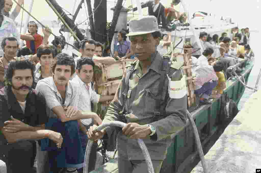 Un grupo de cubanos espera la salida de su bote del puerto de Mariel. AP Photo/Jaques Langevin