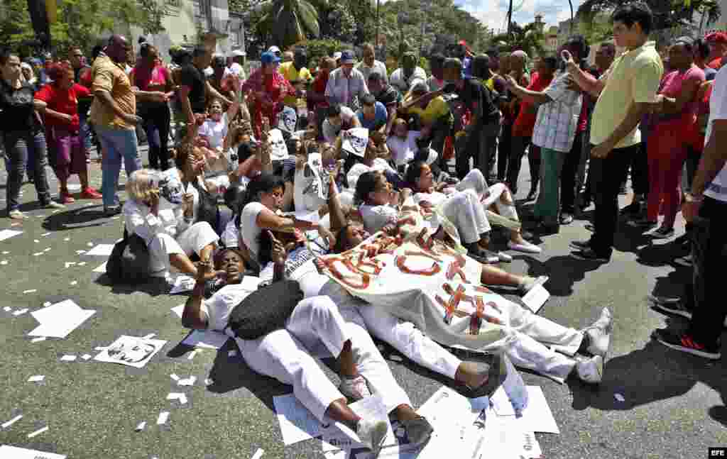 Integrantes del grupo opositor al gobierno cubano conocido como &quot;Damas de Blanco&quot; marchan hoy, domingo 13 de marzo del 2016, a pocos días de la visita del presidente Barack Obama a La Habana