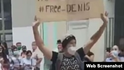 Luis Robles Elizástegui en la Calle San Rafael pidiendo libertad para el rapero Denis Solís (Tomado de Facebook).