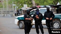 Policías antimotines encapuchados custodian la cárcel "La Modelo en Tipitapa, Nicaragua. (Foto REUTERS/Oswaldo Rivas).