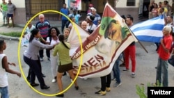 Berta Soler es arrestada durante un acto de repudio (Foto: Angel Moya)